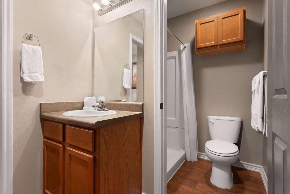 One-Bedroom Queen Suite, Non-Smoking interior