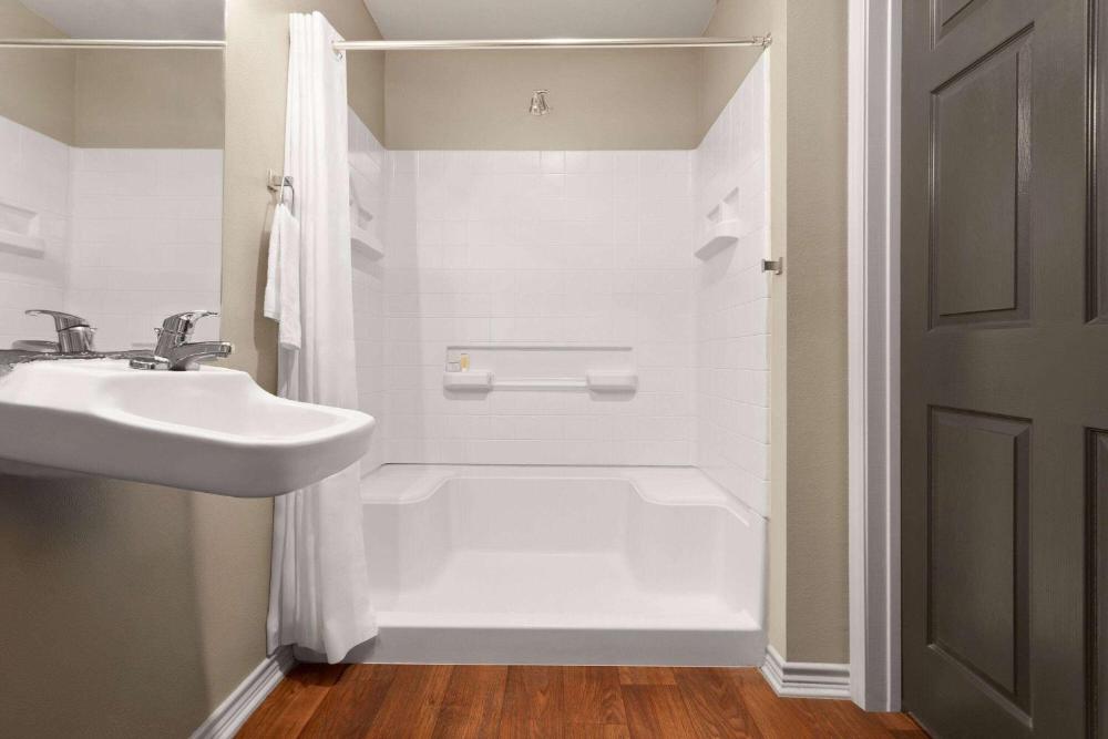 One-Bedroom Queen Suite with Mobility Access and Roll-In Shower, Non-Smoking interior
